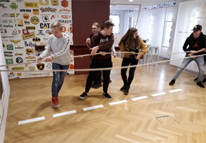 Schüler beim Seilziehen im Cocolab